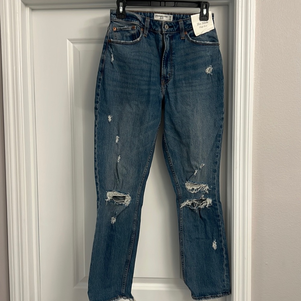 Medium Wash NWT Abercrombie Mom High Rose Jeans
